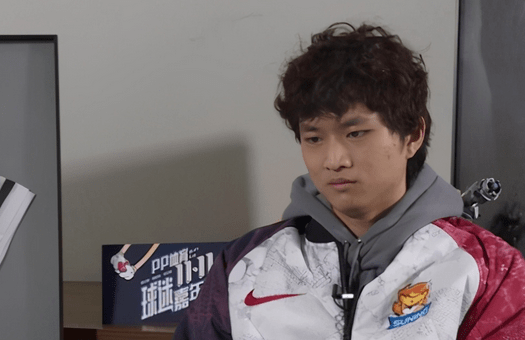 体育新闻Uzi在DWG比赛中出色发挥,领先优势明显引发热议!